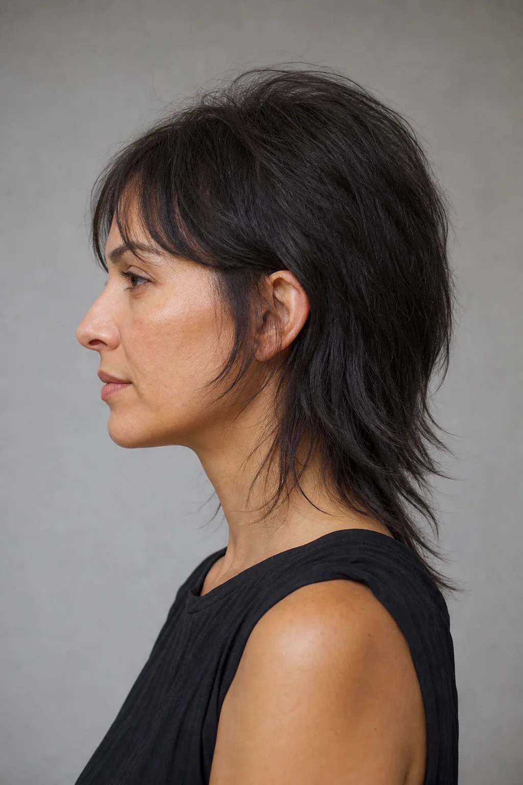 Mullet with rounded crown on fine hair, height at the top of the head, side profile